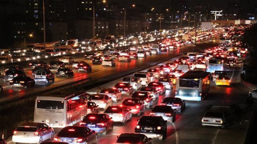 İstanbul Akşam Saatlerinde Yoğun Trafik Yoğunluğu Devam Ediyor
