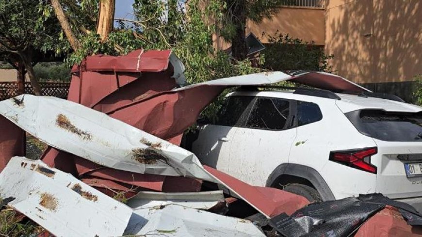 Adana'da Okulun Çatısı Uçtu, Park Halindeki Araçlar Zarar Gördü