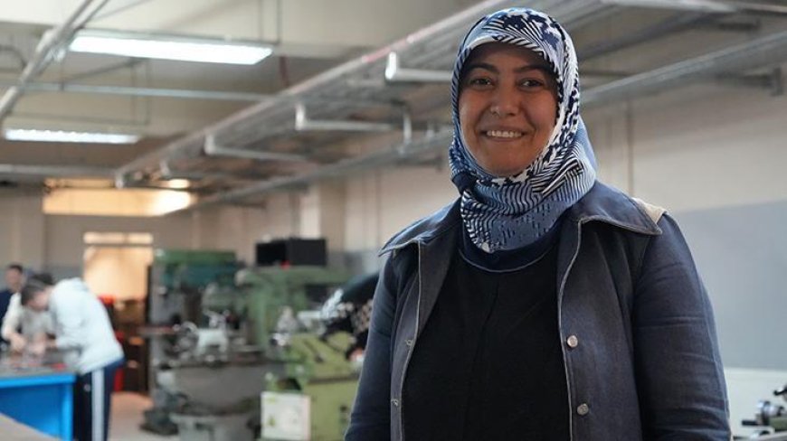 45 Yaşında Üniversiteye Başlayan Tek Kadın: Mezun Olmadan İş Teklifleri Almaya Başladı